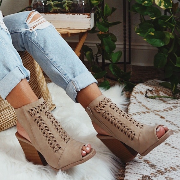 •LAST 3//Gold Coast Beige Chunky Heels• - Picture 2 of 8